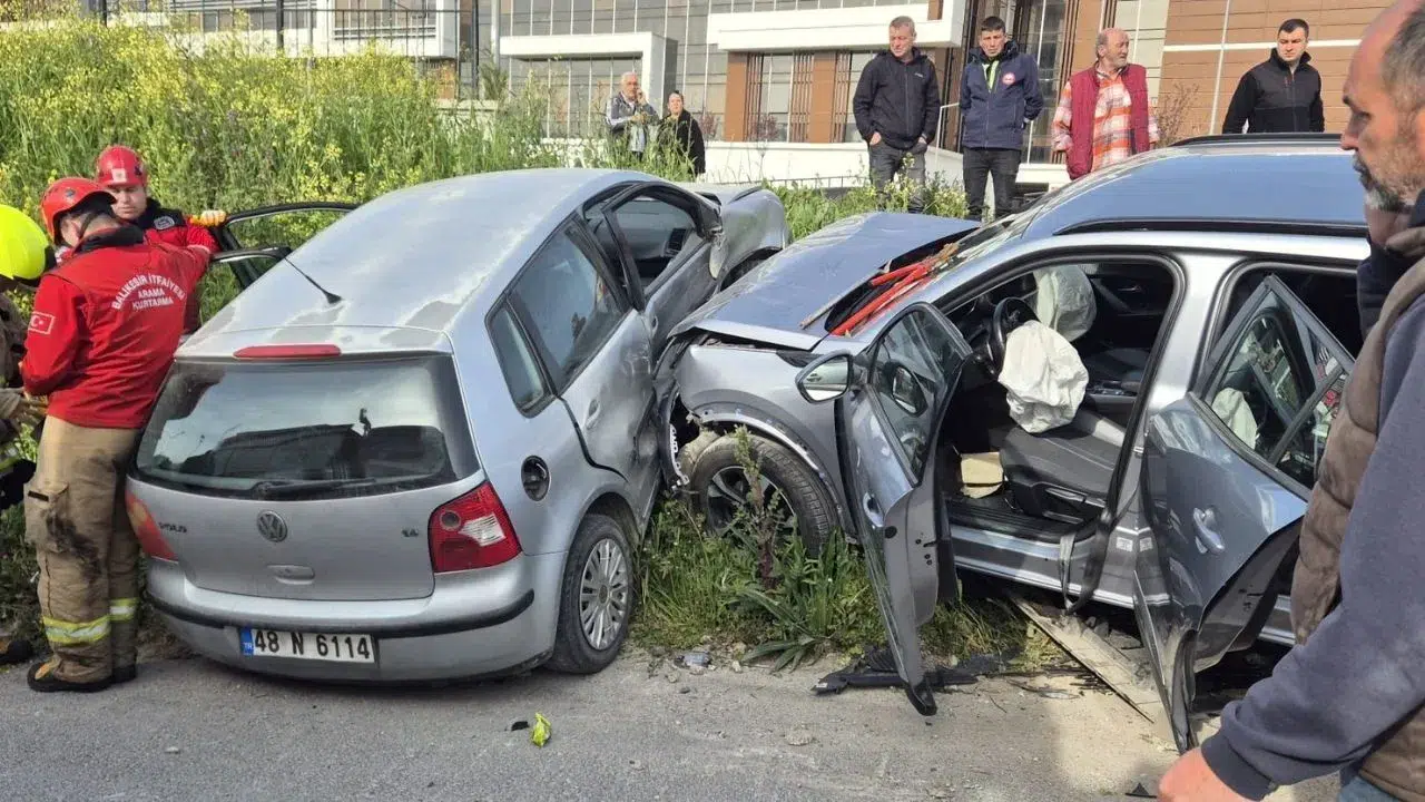 Balıkesir Susurluk'ta çift taraflı kaza : 4 yaralı sıkıştı