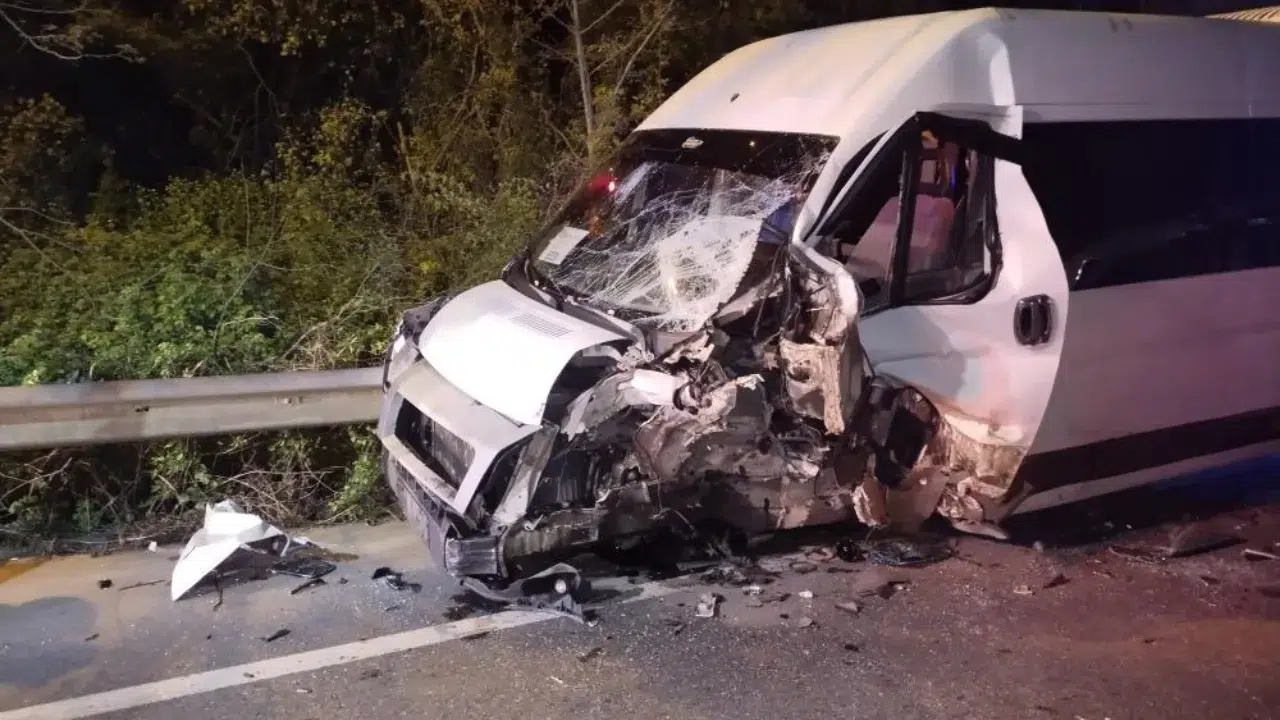 Beykoz'da servis minibüsü ile otomobil çarpıştı : Çok sayıda yaralı var