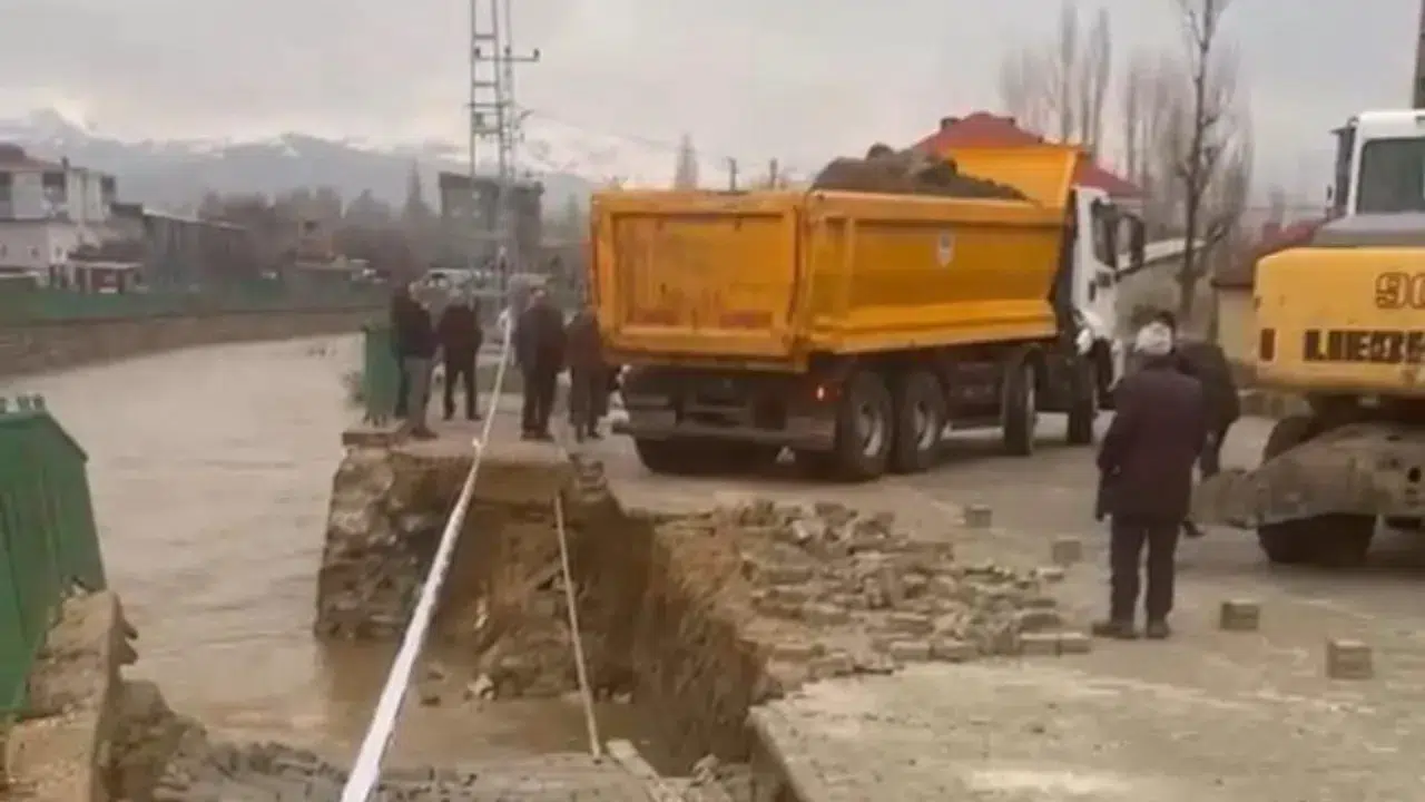 Hakkari Yüksekova'da istinat duvarı çöktü : İşte o anlar