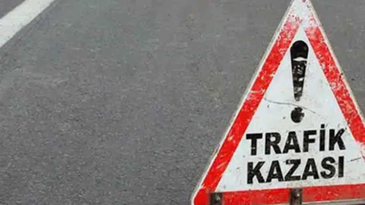 Adana’da otomobilin çarptığı elektrikli bisiklet ikiye bölündü