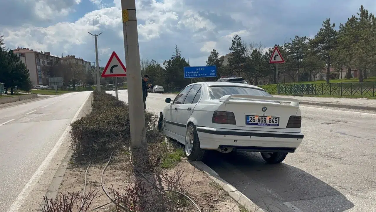 Eskişehir’de korkutan kaza : Kontrolden çıkan araç refüje çıktı
