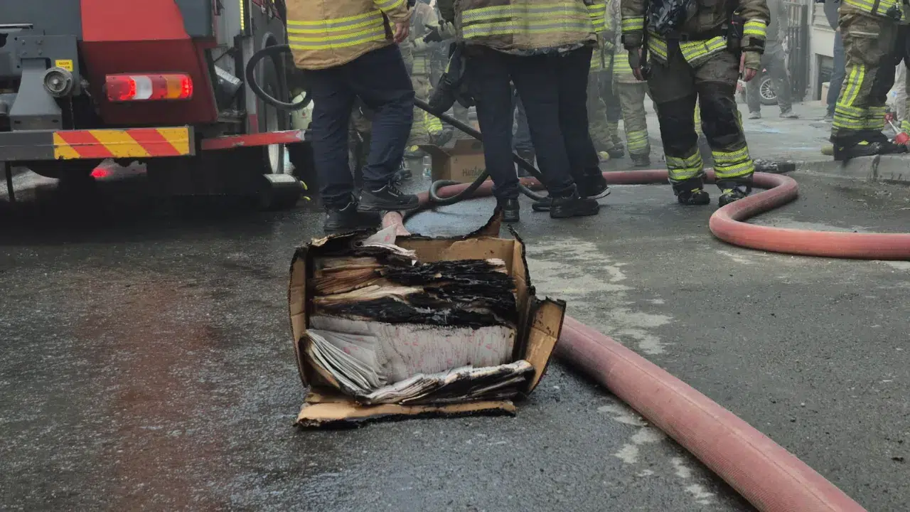 Sultangazi'de kağıt ambalajı yapan iş yerinde yangın : Vatandaşlar yangın tüpleriyle müdahale etti