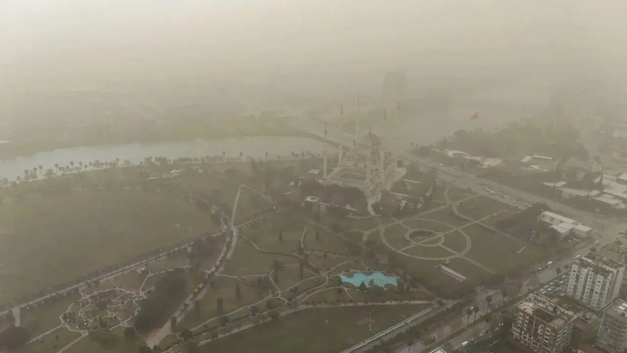 Libya kaynaklı toz fırtınası Adana’yı etkisi altına aldı