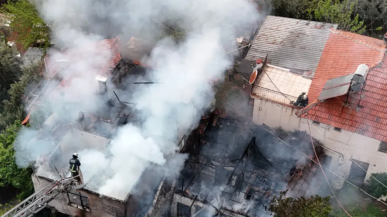 Antalya'da gecekondu yangını yan eve sıçradı : 2 çocuğu mahalleli kurtardı
