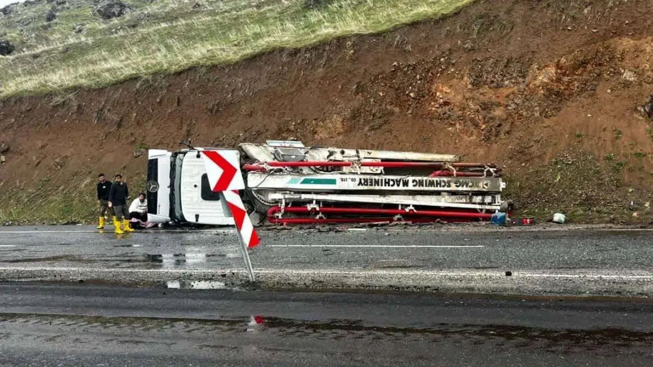 Elazığ’da yağış nedeniyle beton pompası yan yattı …