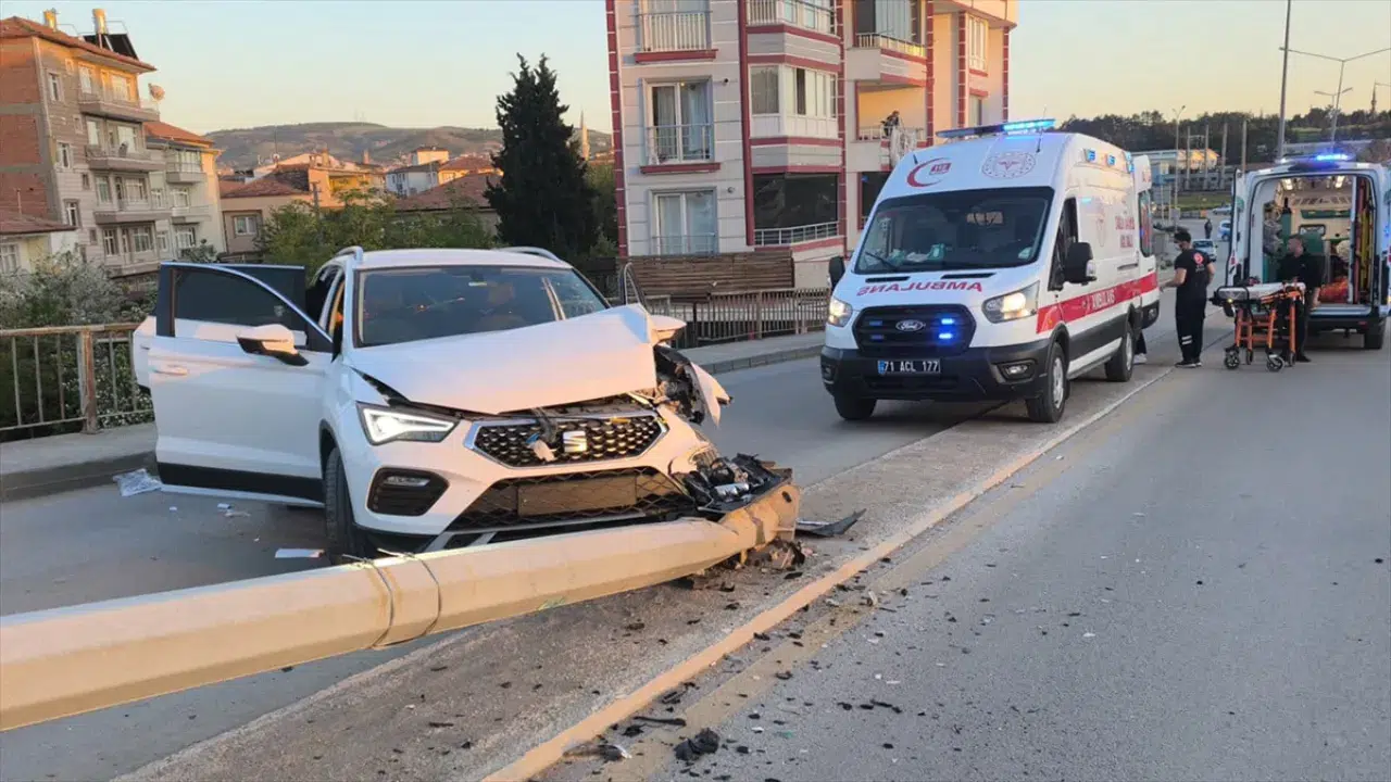 Kırıkkale'de cip aydınlatma direğine çarptı : 4 yaralı