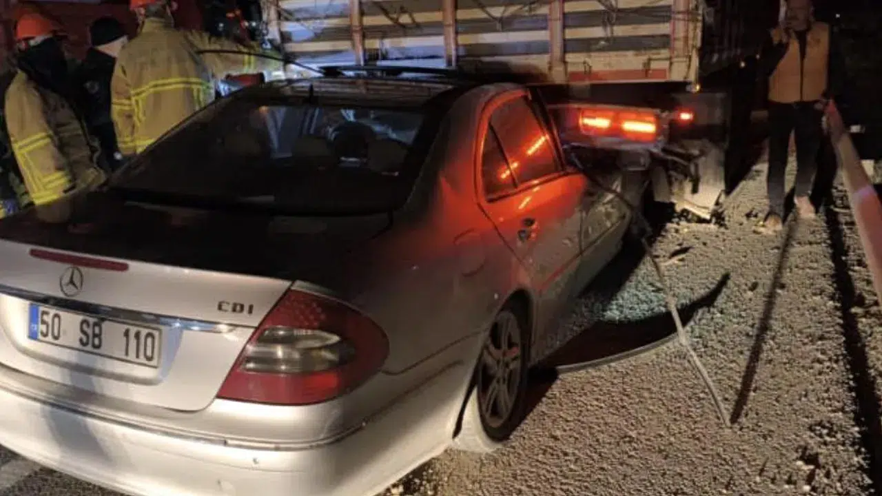 Kırıkkale'de otomobil, tıra ok gibi saplandı : Muhtar ağır yaralandı