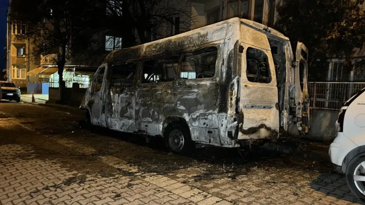 Avcılar'da korkutan yangın : Park halindeki servis aracı alev topuna döndü