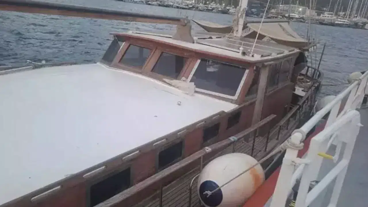 Bodrum'da su alan 17 metrelik tekne batmaktan kurtarıldı : 3 kişi tahliye edildi