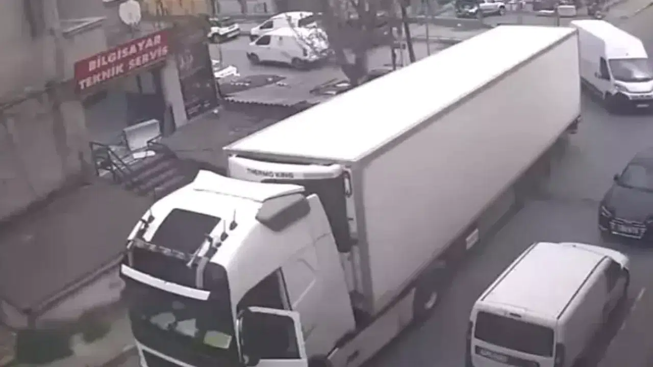 Beylikdüzü’nde korkutan kaza : El freni çekilmeyen tır minibüse çarptı