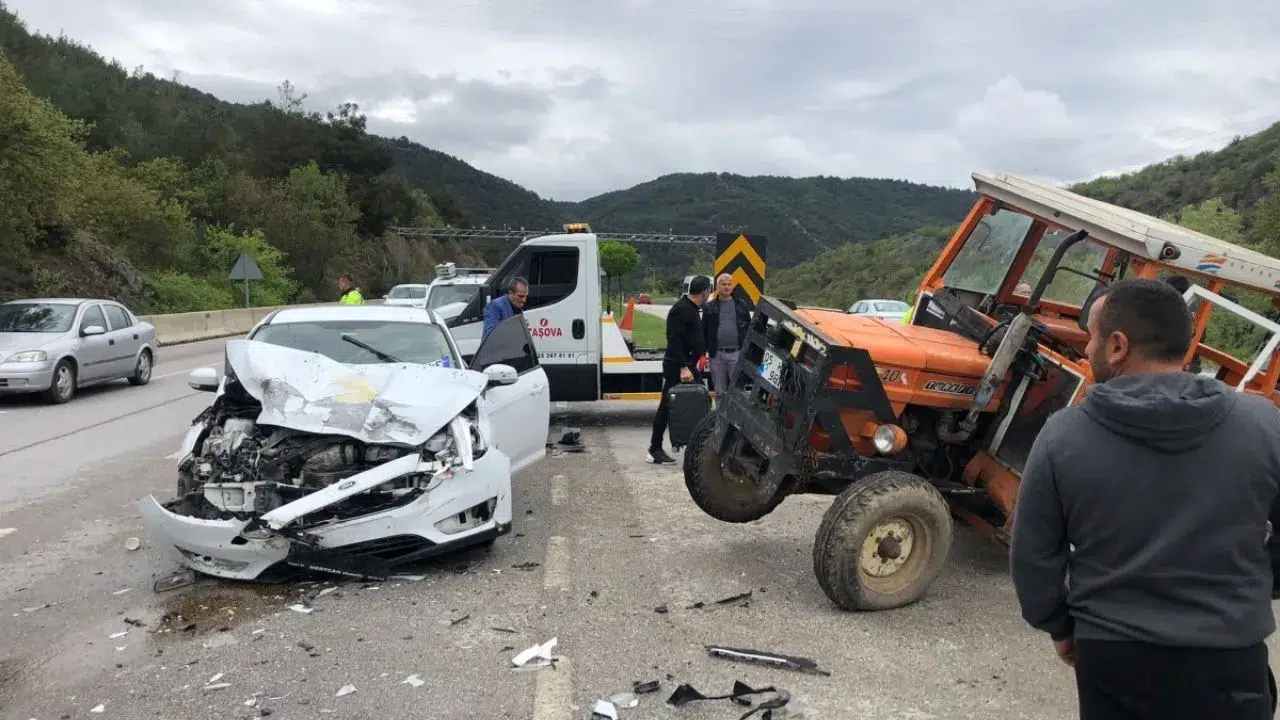 Kırıkkale’de traktör ile otomobil kafa kafaya çarpıştı : 5 kişi yaralandı