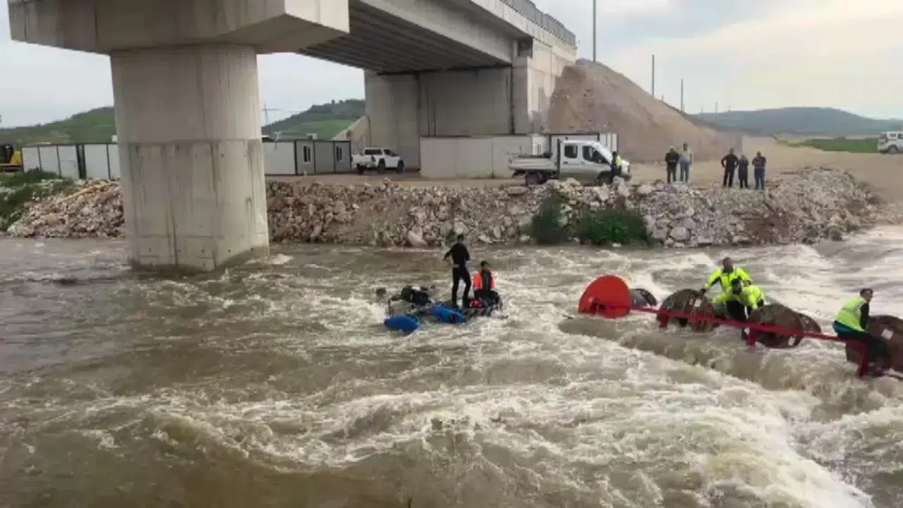 Bursa'da dereyi traktörle geçmek isteyen 10 işçi ölümden döndü : Vinçle kurtarıldılar