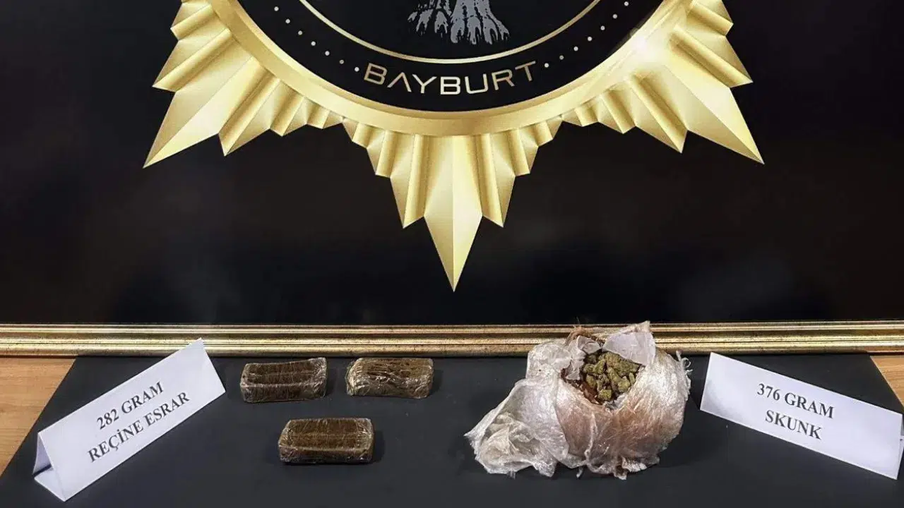 Bayburt'ta 3 kiloya yakın esrar ve skunk ele geçirildi