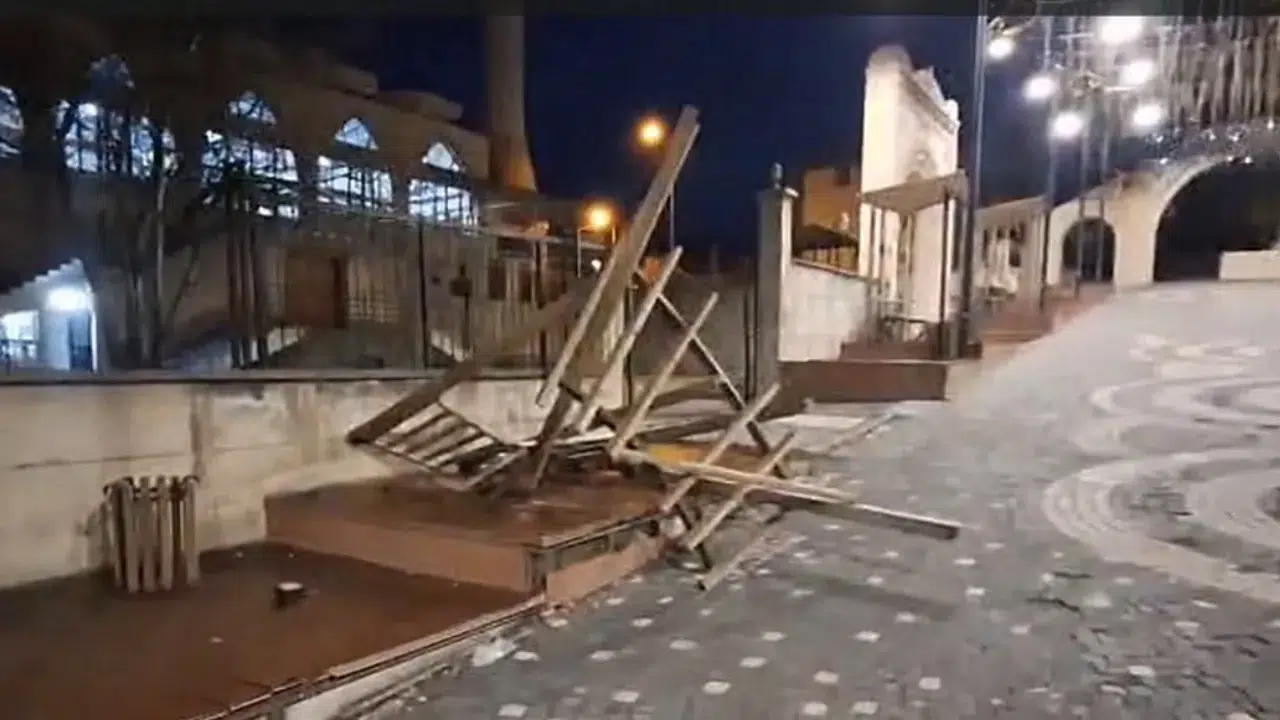 Hakkari Ulu Camii'de saldırı : Kent mobilyaları tahrip edildi