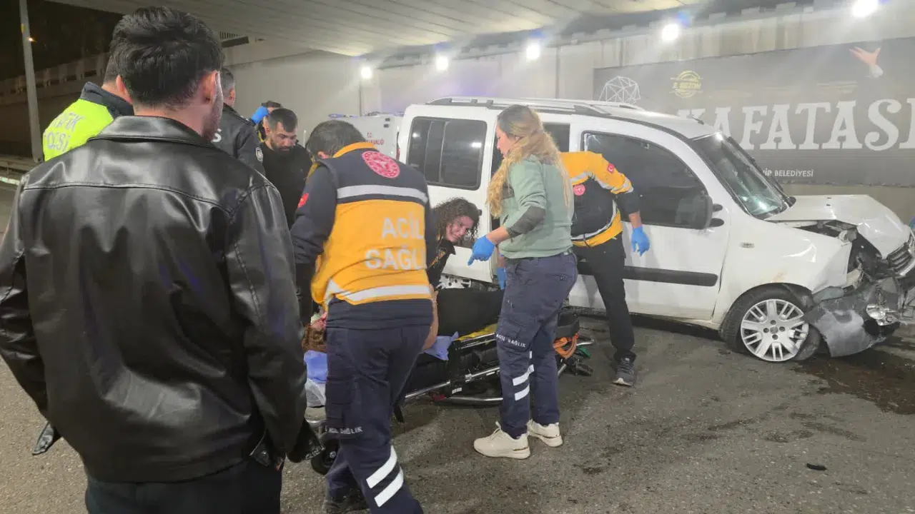 Antalya’da otomobil bariyerlere çarptı: Kazada 3 kişi yaralandı