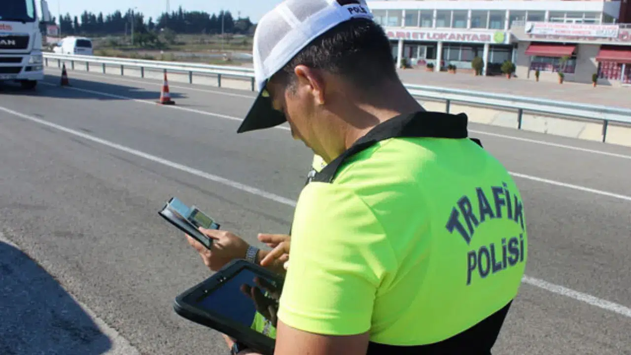 Hatay'da motosikletiyle akrobatik hareket yapan sürücüye rekor ceza