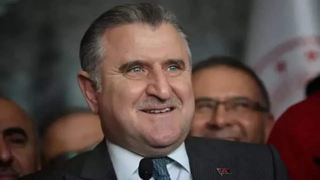 Bakan Bak, Süper Lig'e yükselen Erzurumspor FK'yi tebrik etti