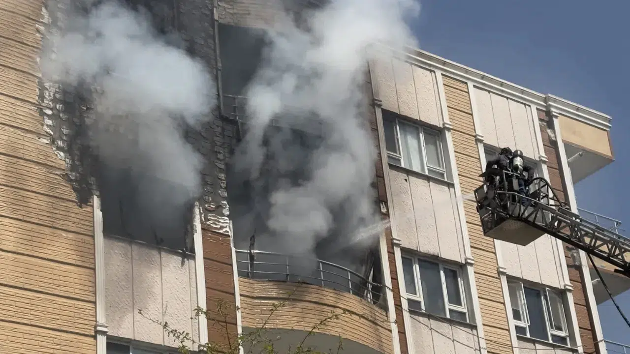 Şanlıurfa'da apartman yangını : Mahsur kalanlar itfaiye merdiveniyle kurtarıldı
