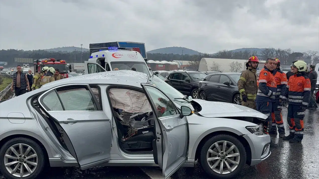 Çekmeköy'de iki otomobil çarpıştı : 4 kişi yaralandı