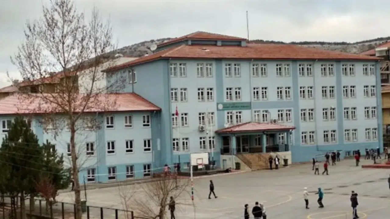 Bilecik'te okul tuvaletinde tabanca ve tehdit notu bulundu