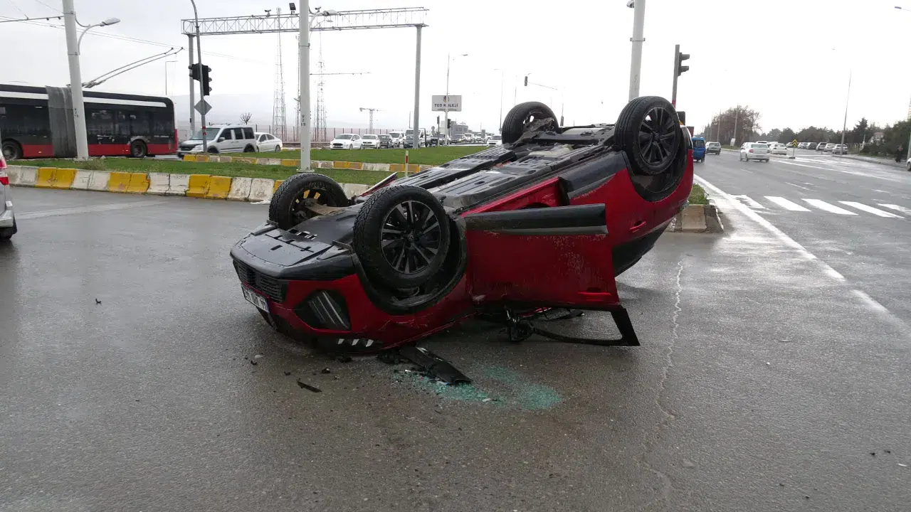 Malatya'da otomobille çarpışan araç ters döndü : 2 kişi yaralandı
