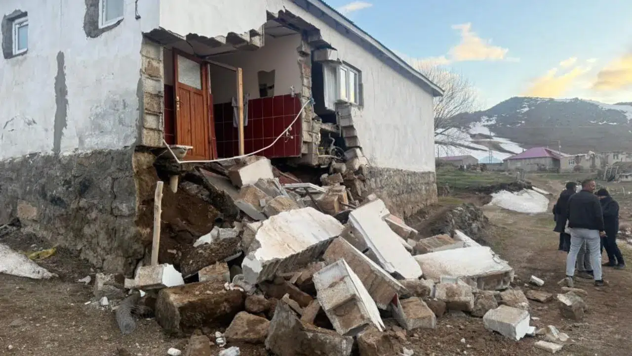 Ağrı'daki 4,3'lük deprem, köy evlerinde hasara neden oldu