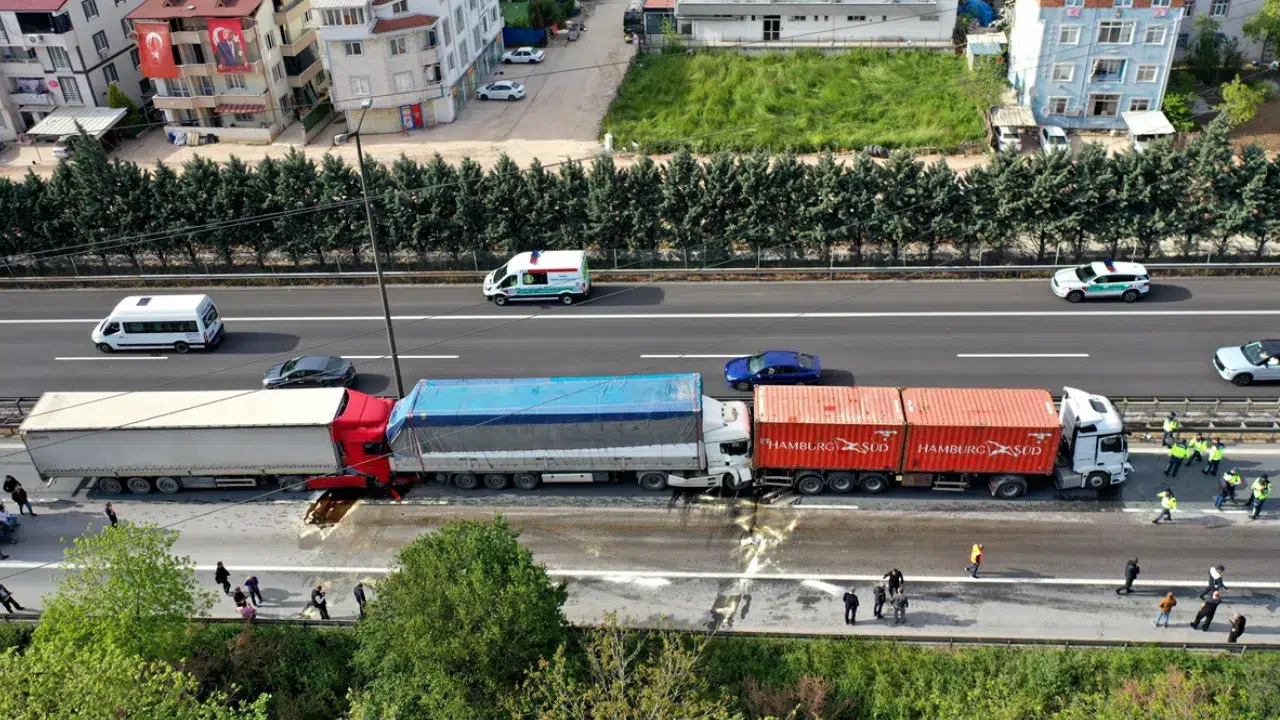 Anadolu Otoyolu'nda 6 tırın karıştığı zincirleme kaza meydana geldi