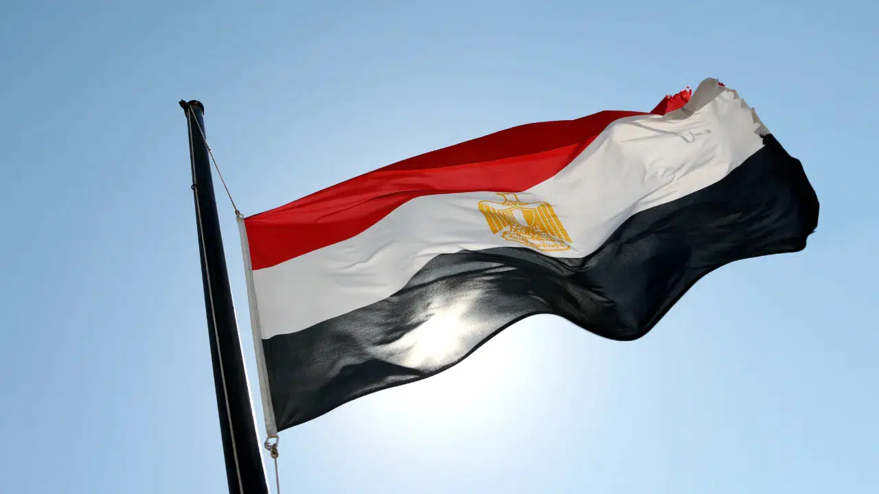 Mısır alışveriş merkezleri ve restoranlar için uygulanan erken kapanma kararını tamamen iptal etti