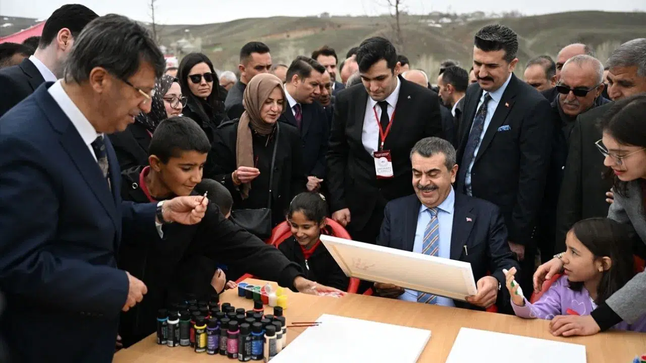 Milli Eğitim Bakanı Yusuf Tekin Van’da öğrencilerle bir araya geldi