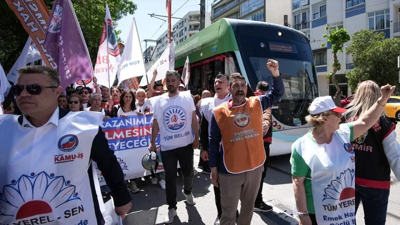 İzmir'de belediye çalışanları sokağa indi : İşçiler CHP İl Başkanlığı'na yürüdü