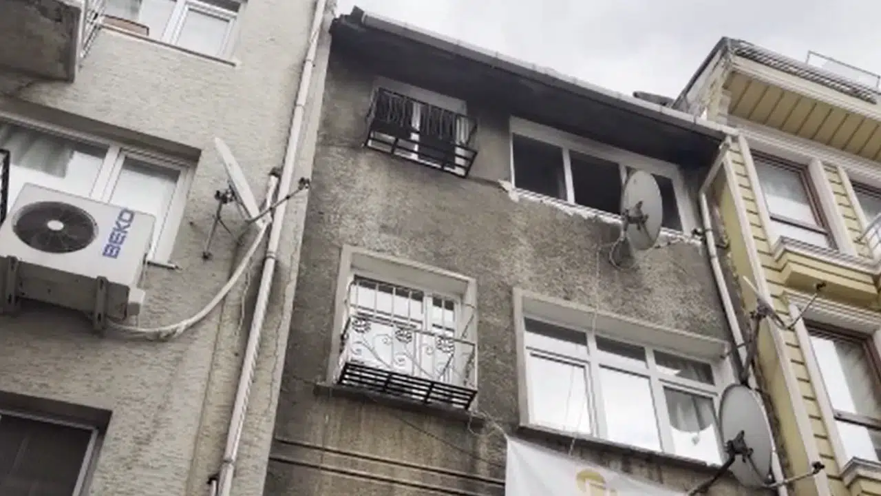 Fatih'te yangın çıkan binadan atlayan kişi ağır yaralandı