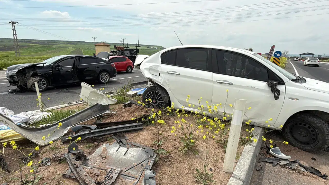 Diyarbakır'da iki otomobil çarpıştı : 3'ü çocuk 5 kişi yaralandı