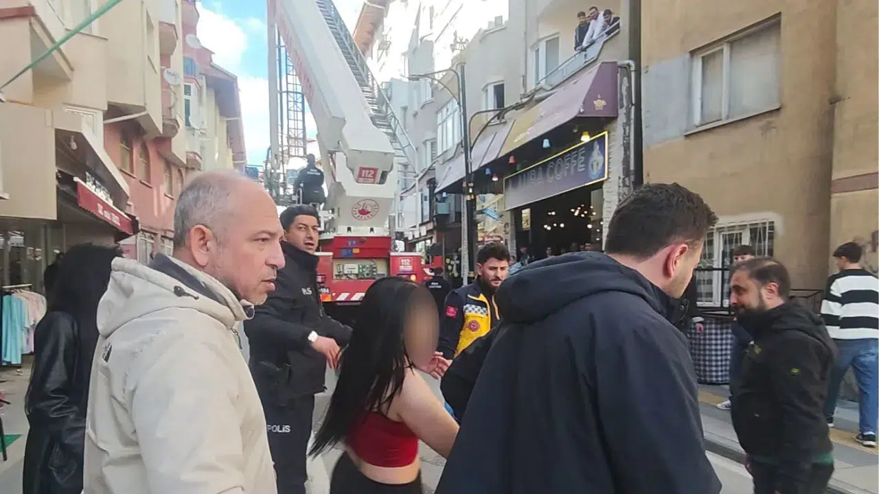 Sivas’ta pencereye çıkan alkollü kadın itfaiye ekiplerince indirildi
