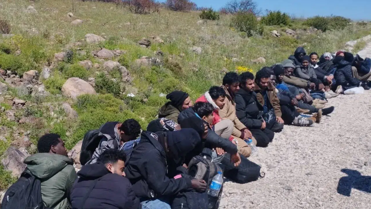 Çeşme'de göçmen kaçakçılığı operasyonu: 36 kişi yakalandı, 2 organizatör tutuklandı