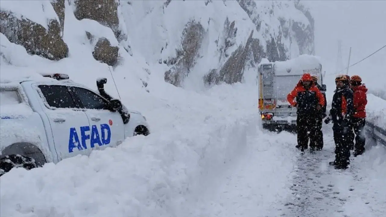Van'da çığ dehşet saçtı : Çok sayıda araç mahsur kaldı