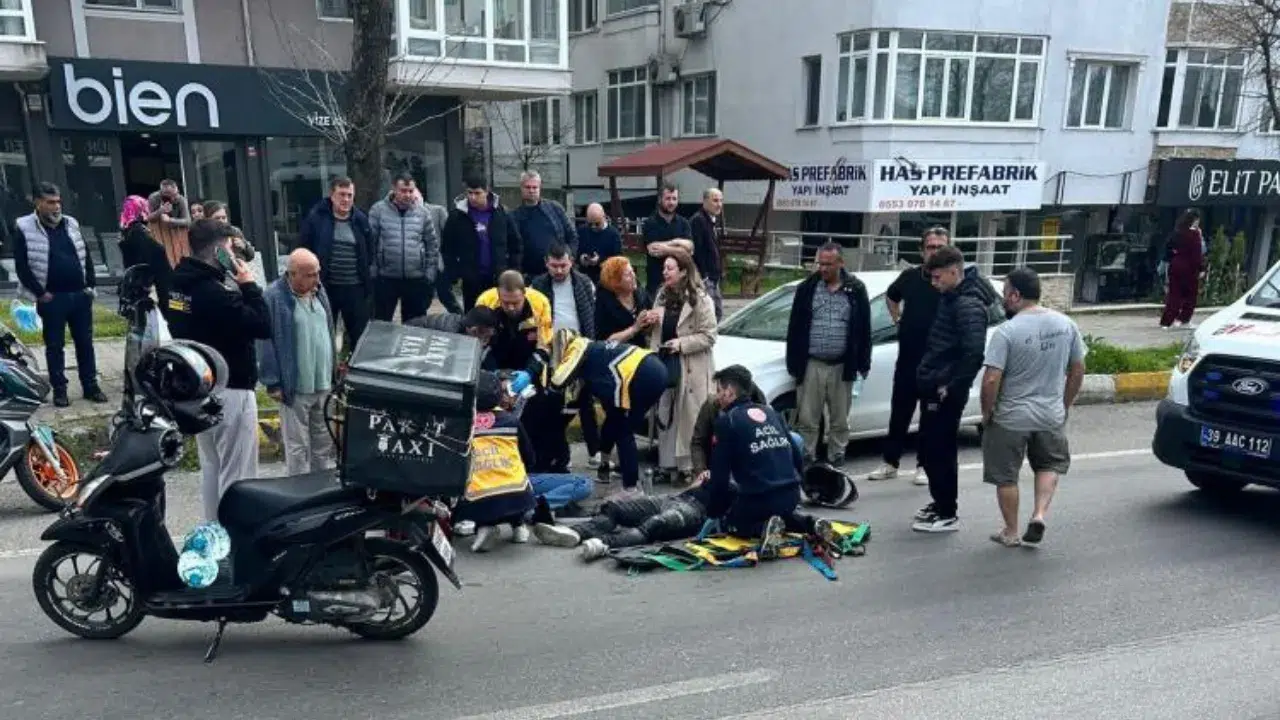 Lüleburgaz'da otomobil motosiklete çarptı : 2 genç yaralandı