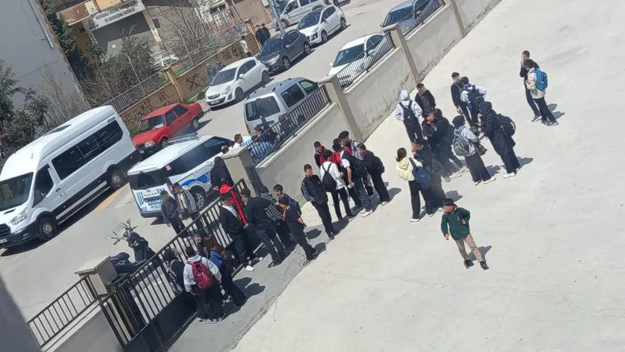 Gaziantep'te lise önünde silahlı saldırı : Öğrenciye kurusıkı tabancayla saldırdılar