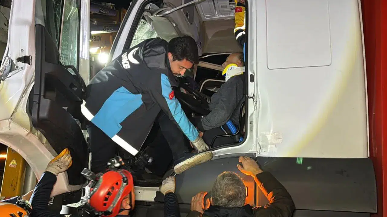 Aksaray'da tıra çarpan kamyonun sürücüsü kabinde sıkıştı : Ekipler zamanla yarıştı