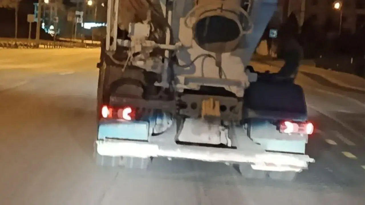 Denizli’de yola beton dökerek ilerleyen miksere 191 bin lira ceza kesildi