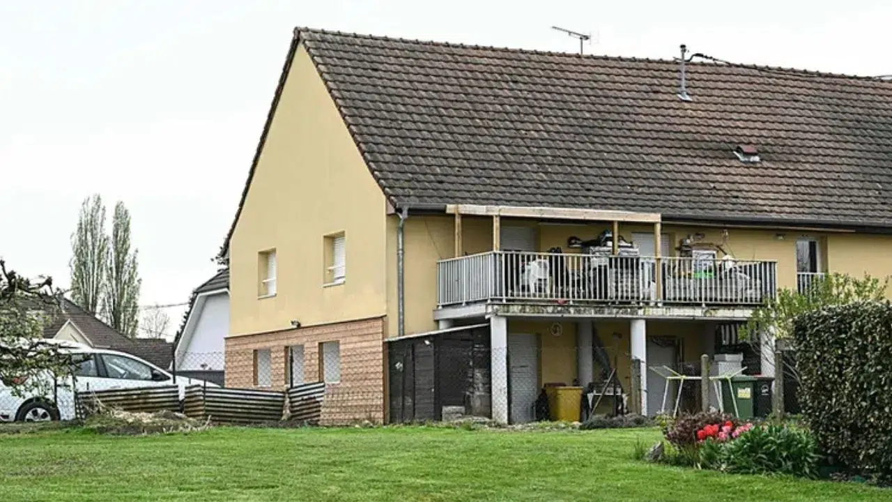 Fransa'da dehşet : 9 yaşındaki çocuğunu 2 yıl boyunca minibüste kilitli bıraktı !