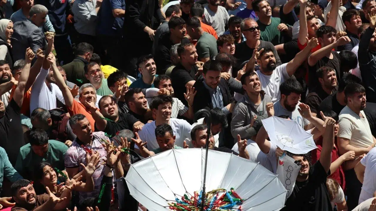 Manisa'da mesir macunu festivali coşkusu : 10 ton mesir saçıldı