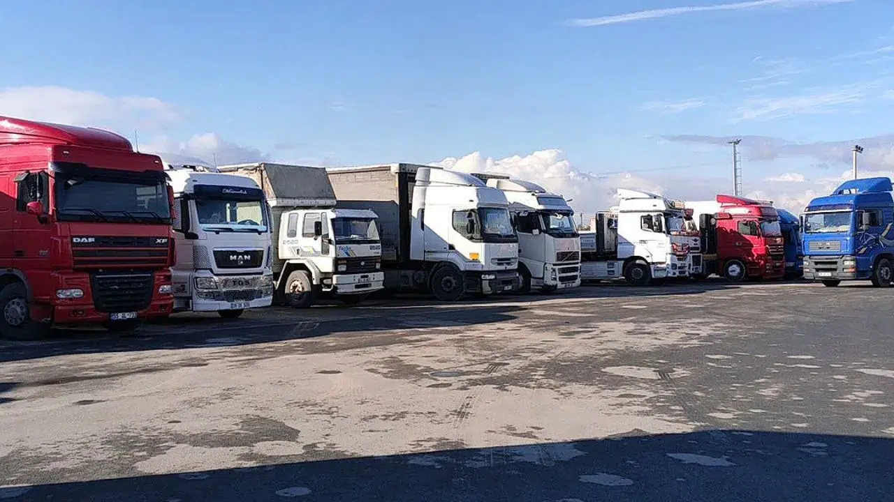 İstanbul'da dev operasyon : Tırdan 7 ton tütün ve binlerce kaçak sigara ele geçirildi