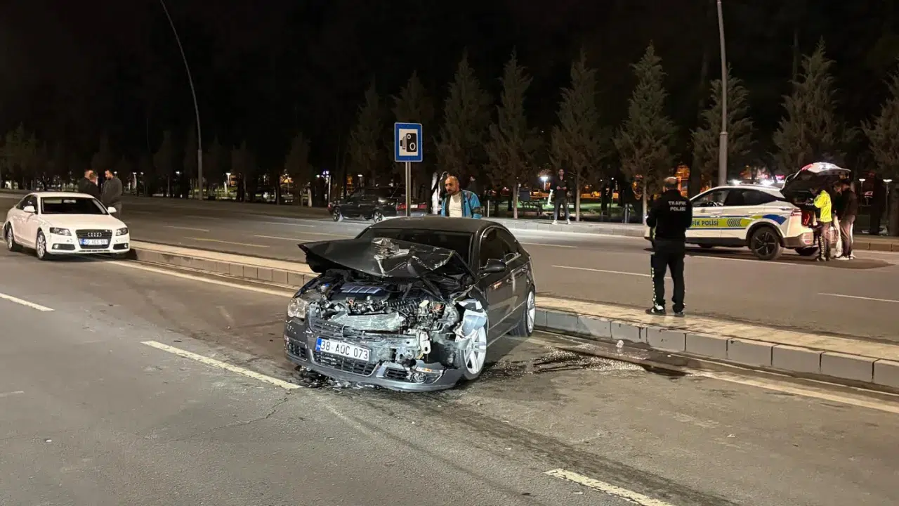 Kayseri'de 2 otomobil çarpıştı : Bir sürücü yaralandı