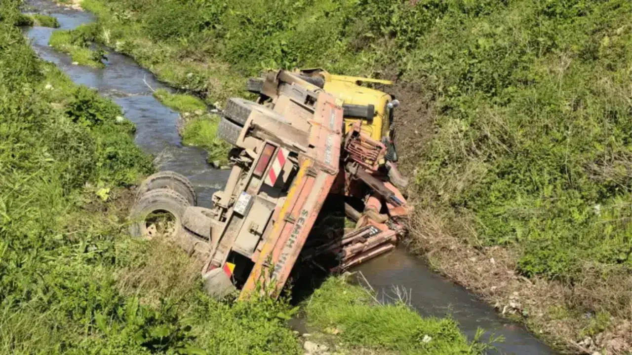Bursa'da freni boşan vinç dereye uçtu : Araçtan atlayan sürücü öldü