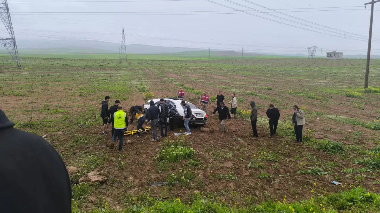 Siirt'te otomobil ve kamyonet çarpıştı: 2 kişi öldü, 3 kişi yaralandı