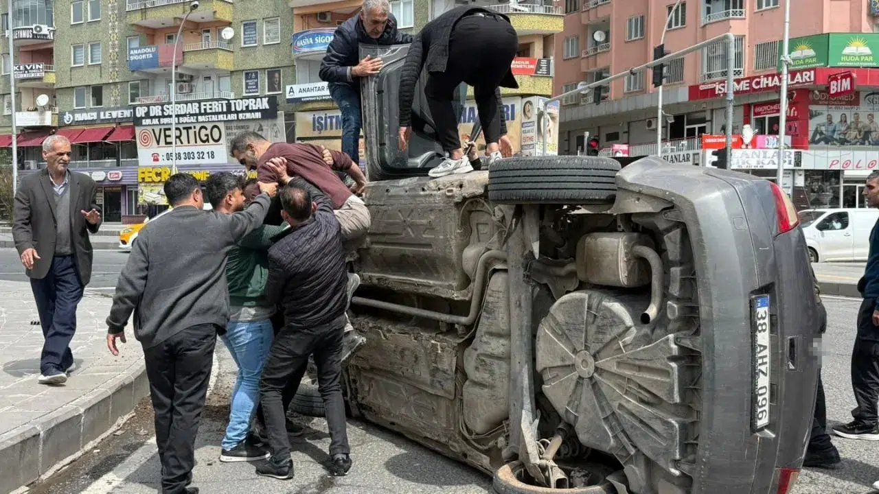 Diyarbakır'da kaldırıma çarpan araç yan yattı
