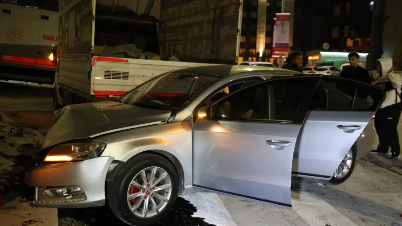 Elazığ'da iki araç çarpıştı : 5 yaralı