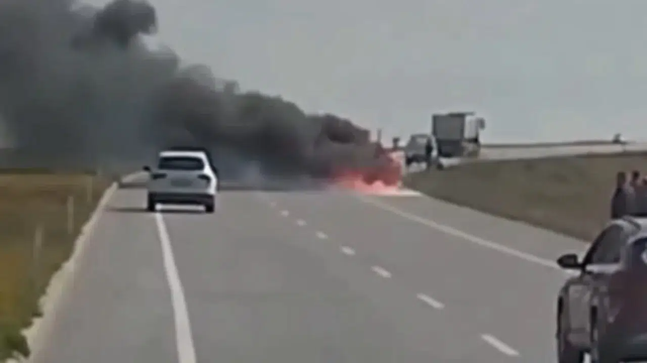 Edirne'de seyir halindeki iş makinesi alev alev yandı