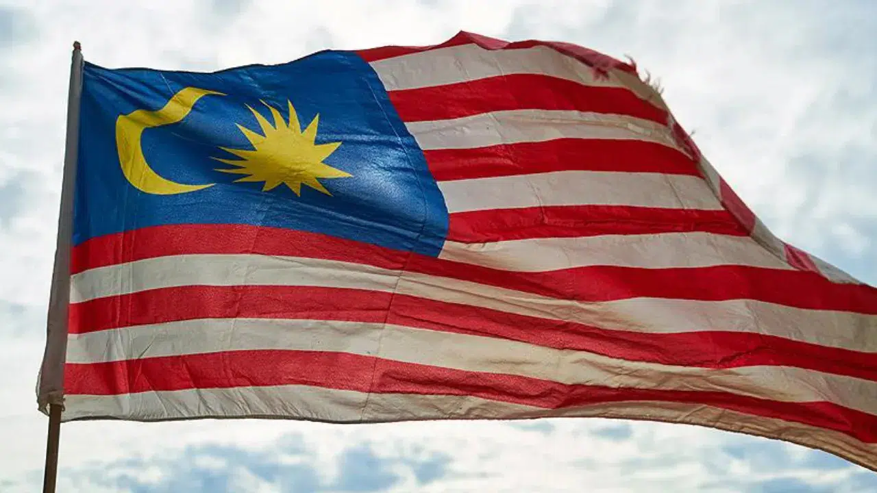 Malezya'da yüzen kasabada yangın : Bine yakın ev yok oldu