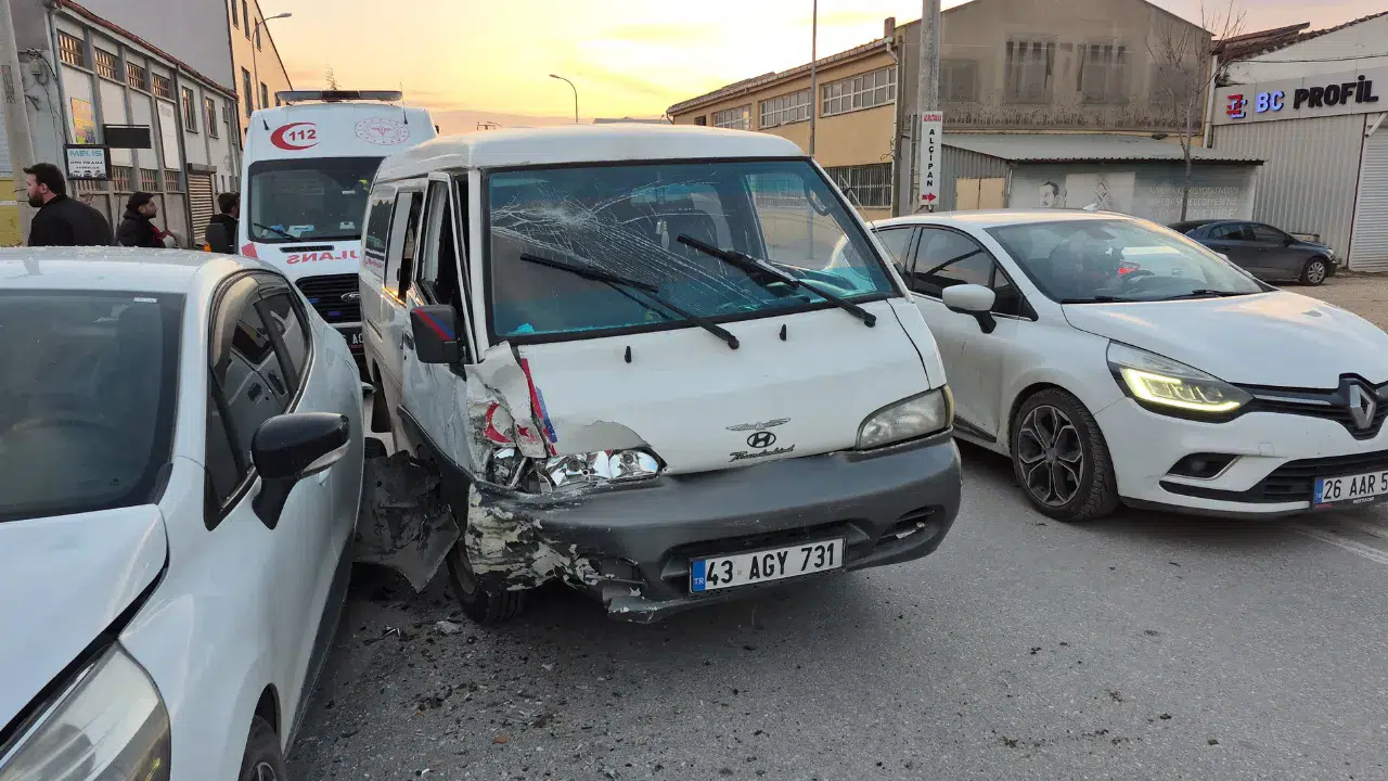 Eskişehir’de zincirleme kaza : 4 araç birbirine girdi, 2’si çocuk 3 yaralı